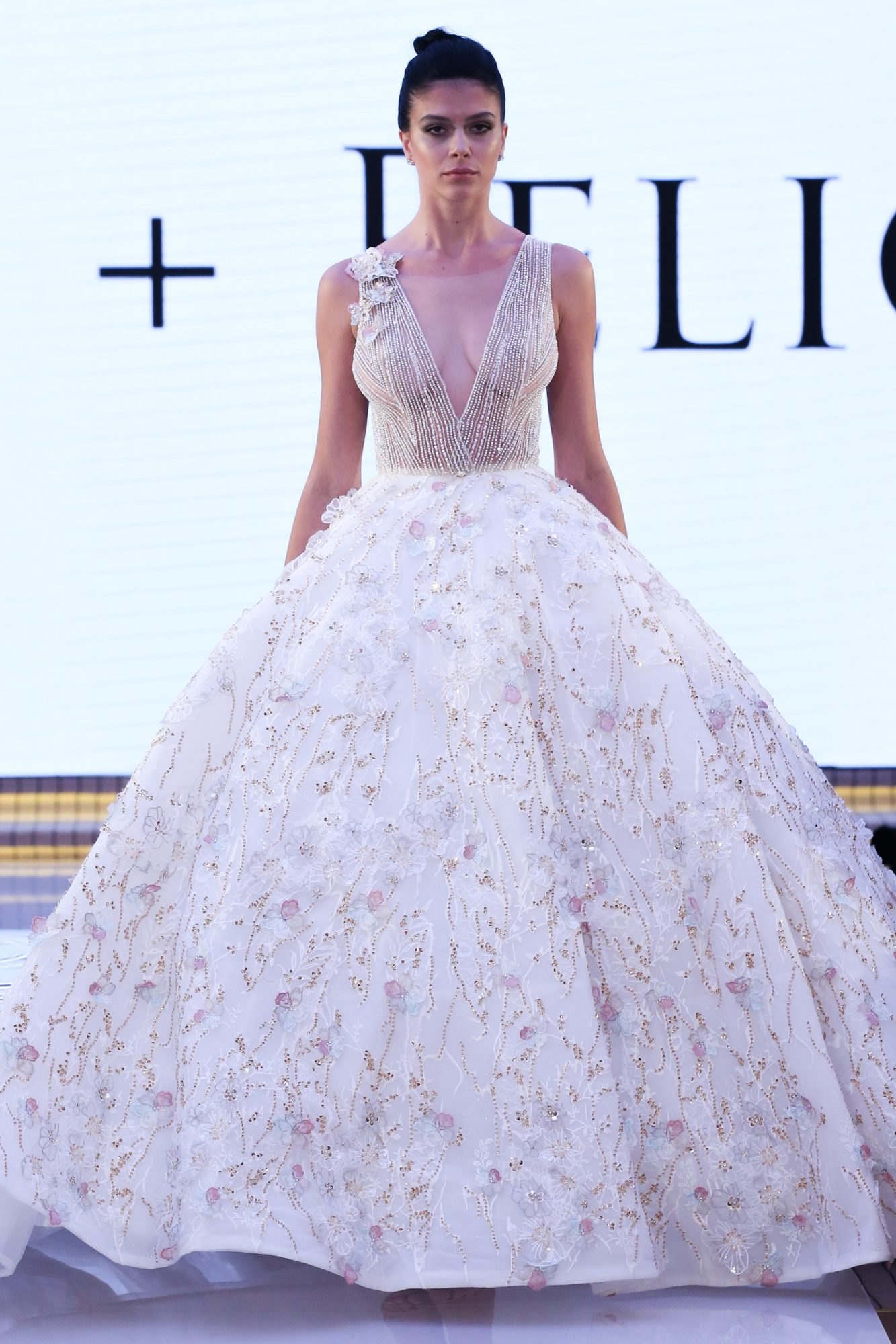 Nicole Felicia
Resort Fall Winter 2018 Collection
Dubai Fashion Week